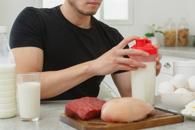 ずんぐりむっくりを解消したい男性は全員プロテインを飲もう！(1日のたんぱく質必要量は？)